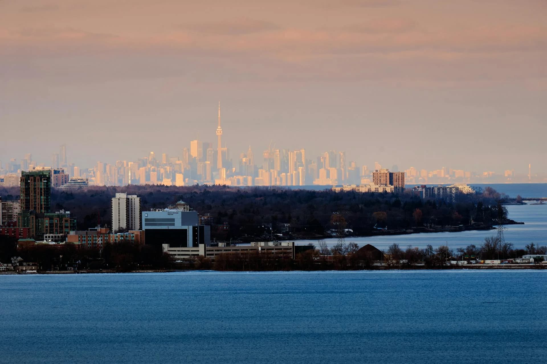 Vue de l'horizon de Hamilton en Ontario depuis le port avec le lac Ontario