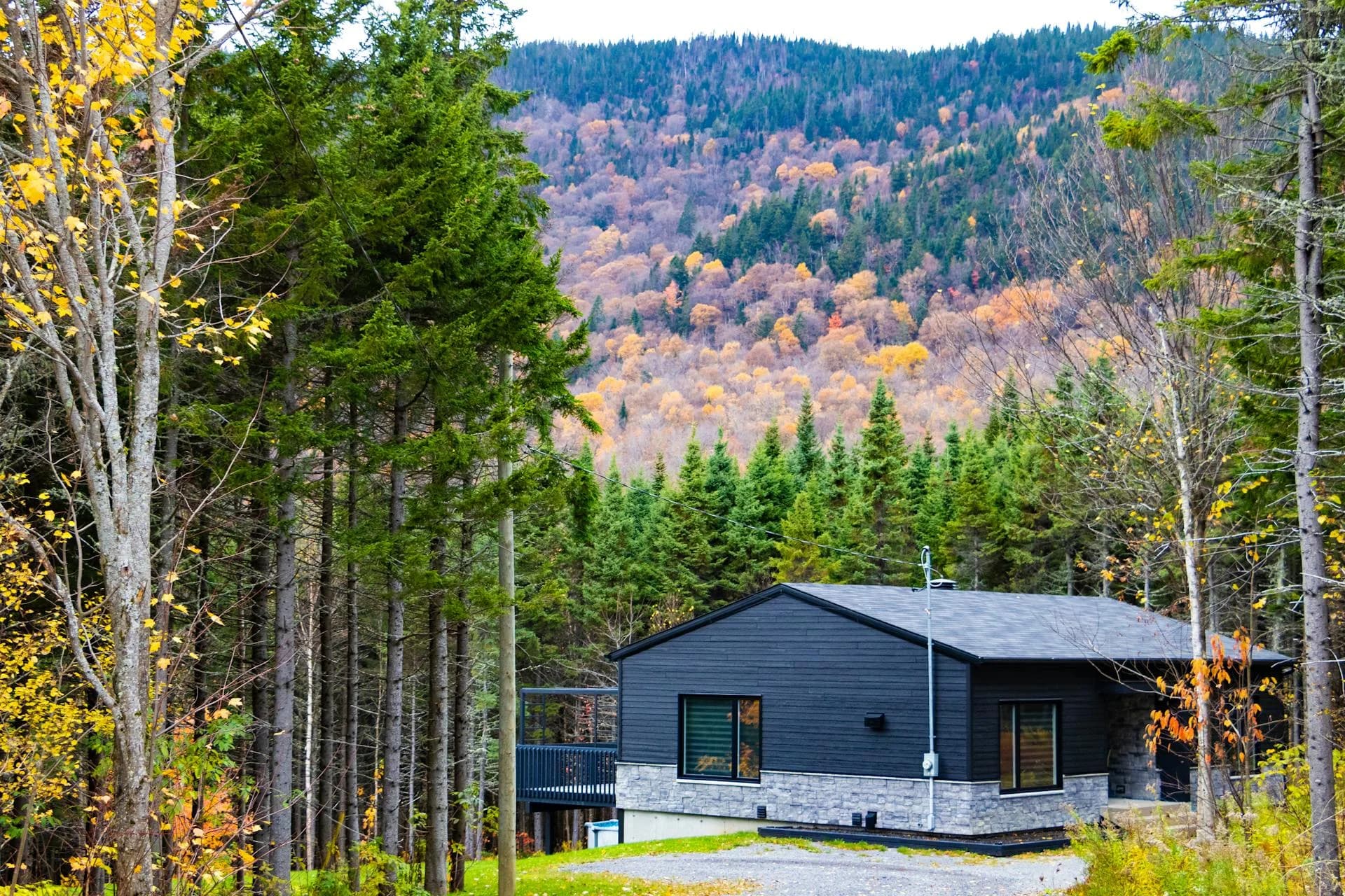 Paysage automnal pittoresque à Laval au Québec avec un feuillage d'automne vibrant
