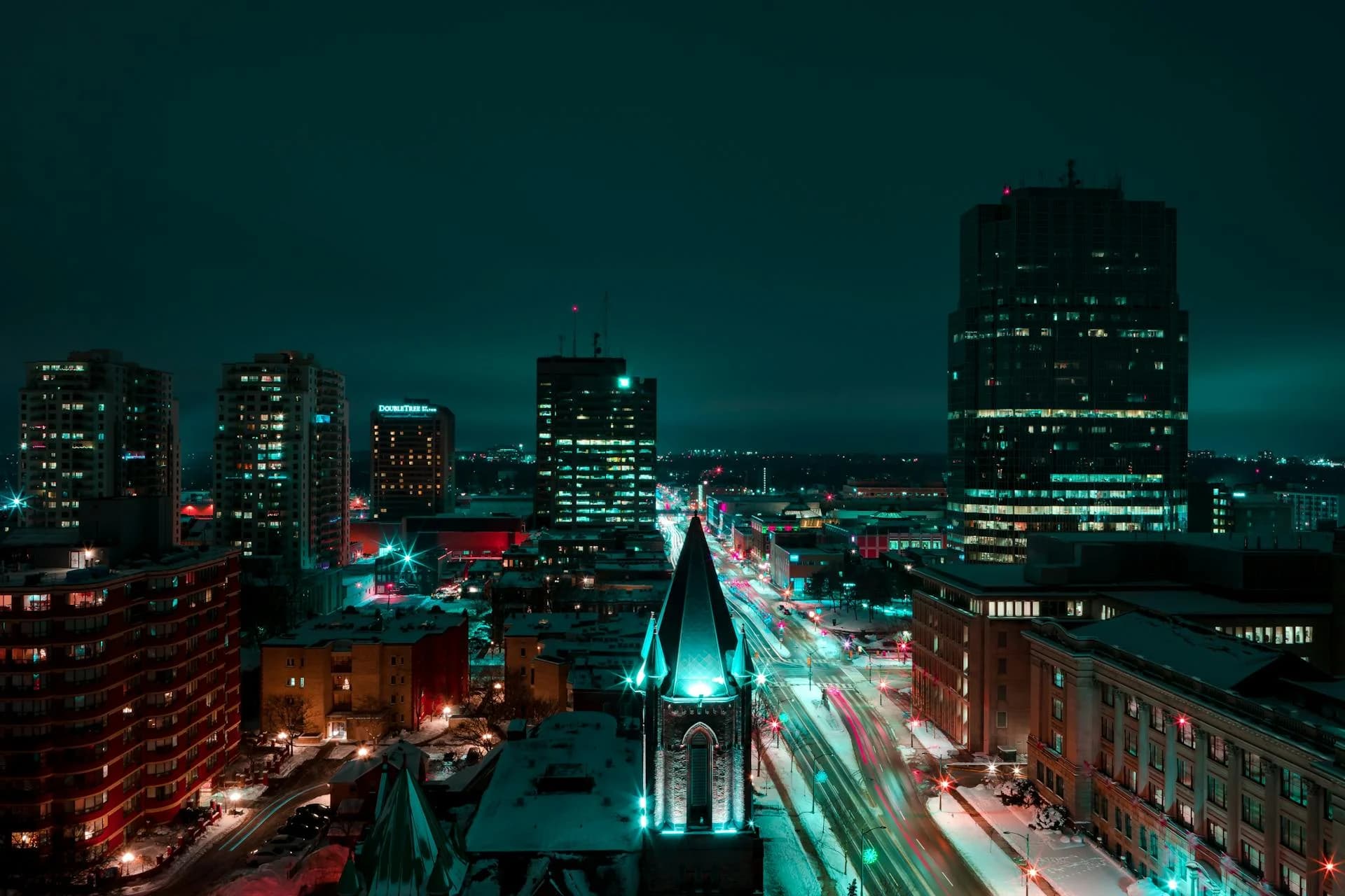 Vue aérienne nocturne du centre-ville de London en Ontario avec des traînées lumineuses