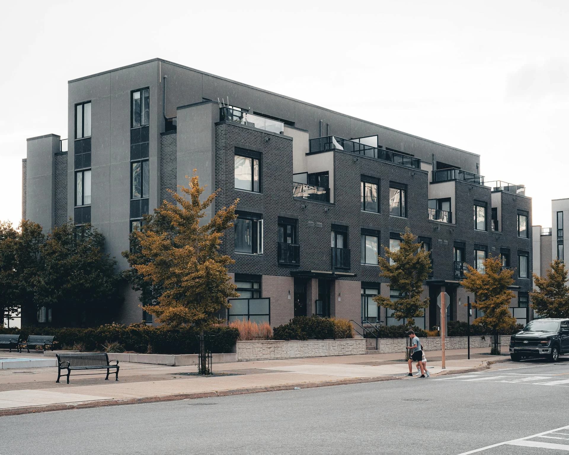 Immeubles d'appartements urbains modernes sur une rue bordée d'arbres à Mississauga en Ontario