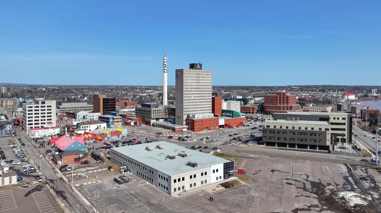 Centre-ville de Moncton, Nouveau-Brunswick avec la rivière Petitcodiac — service de cordonnerie et réparation de chaussures
