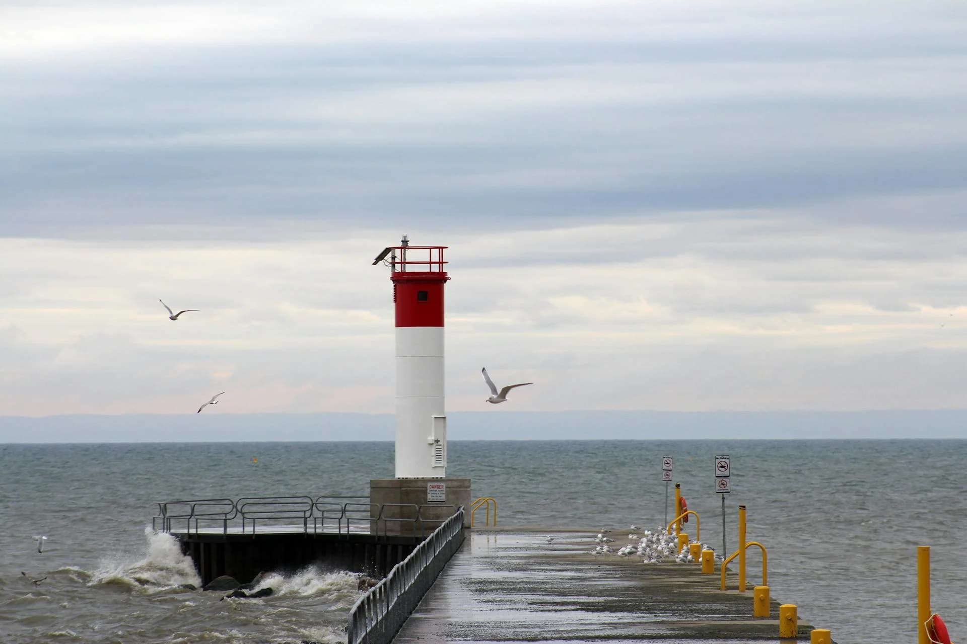 Phare rouge et blanc sur le bord de l'eau à Oakville en Ontario