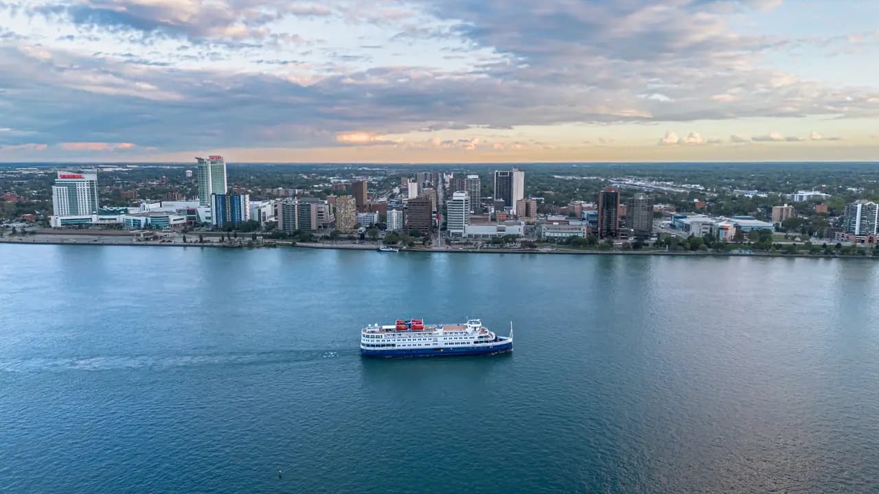 Horizon du front de mer de Windsor, Ontario sur la rivière Détroit — service de cordonnerie et réparation de chaussures